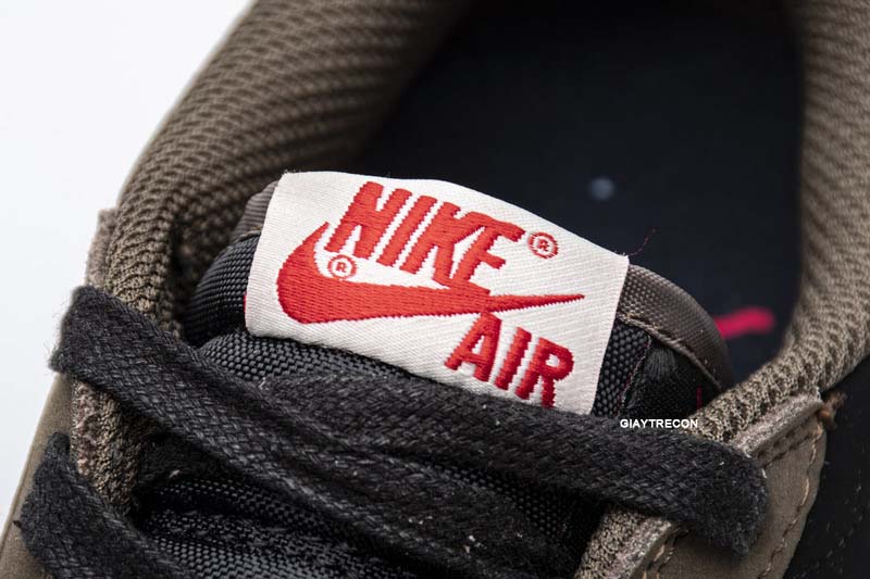 Logo Nike Air trên lưỡi gà Giày Jordan 1 Low x Travis Scott