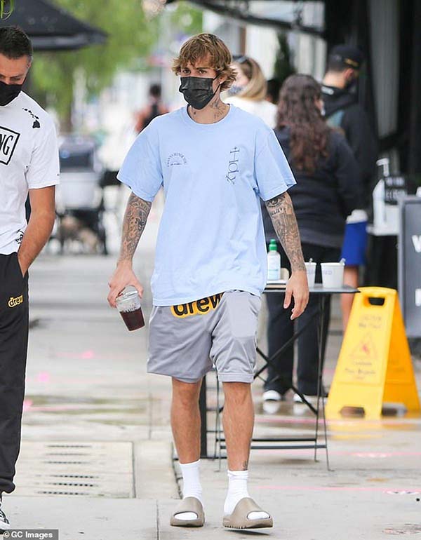 Justin Bieber dạo phố với dép phối tất đơn giản 