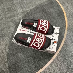 Dép Dolce & Gabbana D&G Logo Đen Đỏ (Hàng F1)